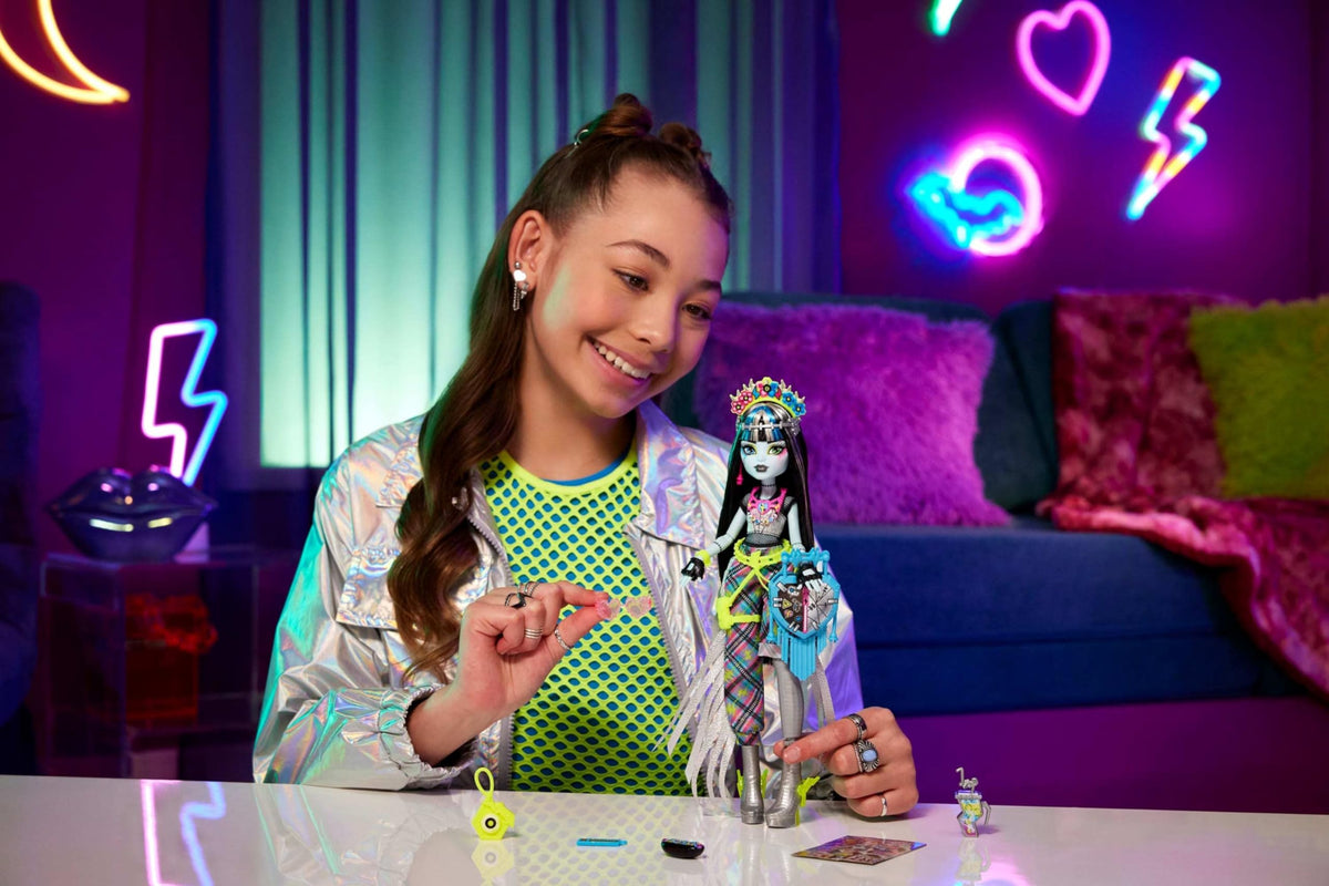 Monster High Doll with Glam Outfit & Festival Themed Accessories A272604